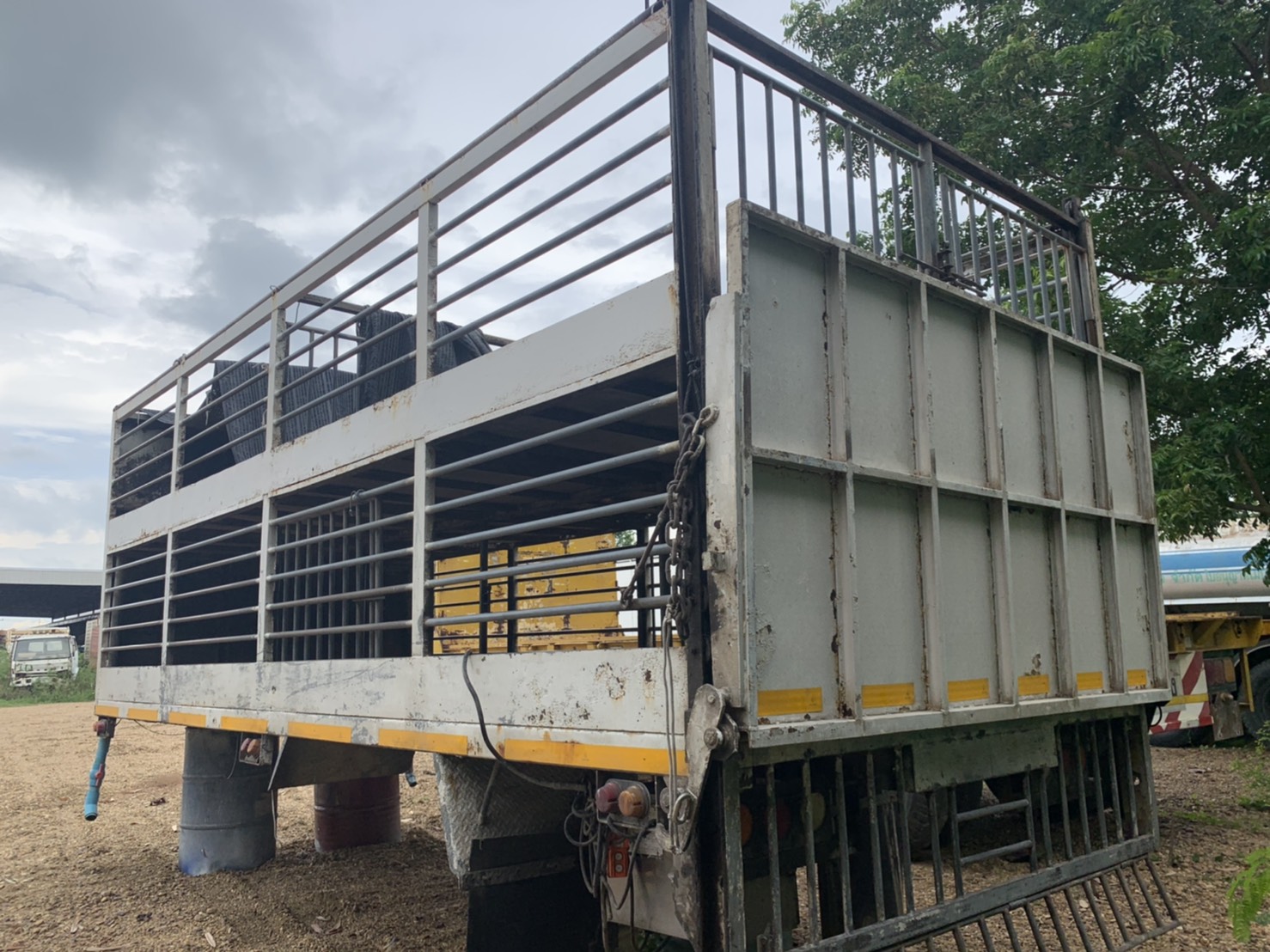 กระบะคอกหมูใส่หกล้อ ยาว 6.50 เมตร กว้าง 2.40 เมตร สนใจโทร 081-9426747 กระบะคอกหมูใส่หกล้อ ยาว 6.50 เมตร กว้าง 2.40 เมตร สนใจโทร 081-9426747