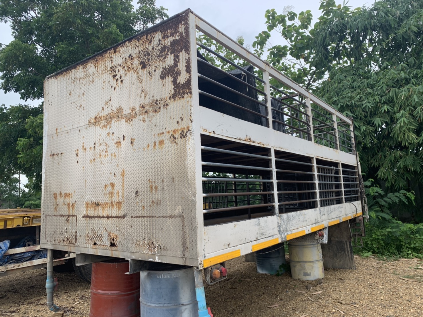 กระบะคอกหมูใส่หกล้อ ยาว 6.50 เมตร กว้าง 2.40 เมตร สนใจโทร 081-9426747 กระบะคอกหมูใส่หกล้อ ยาว 6.50 เมตร กว้าง 2.40 เมตร สนใจโทร 081-9426747