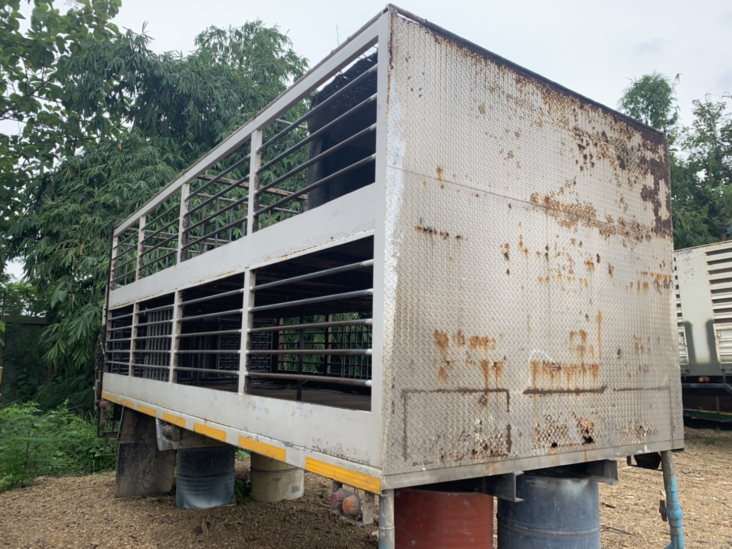 กระบะคอกหมูใส่หกล้อ ยาว 6.50 เมตร กว้าง 2.40 เมตร สนใจโทร 081-9426747