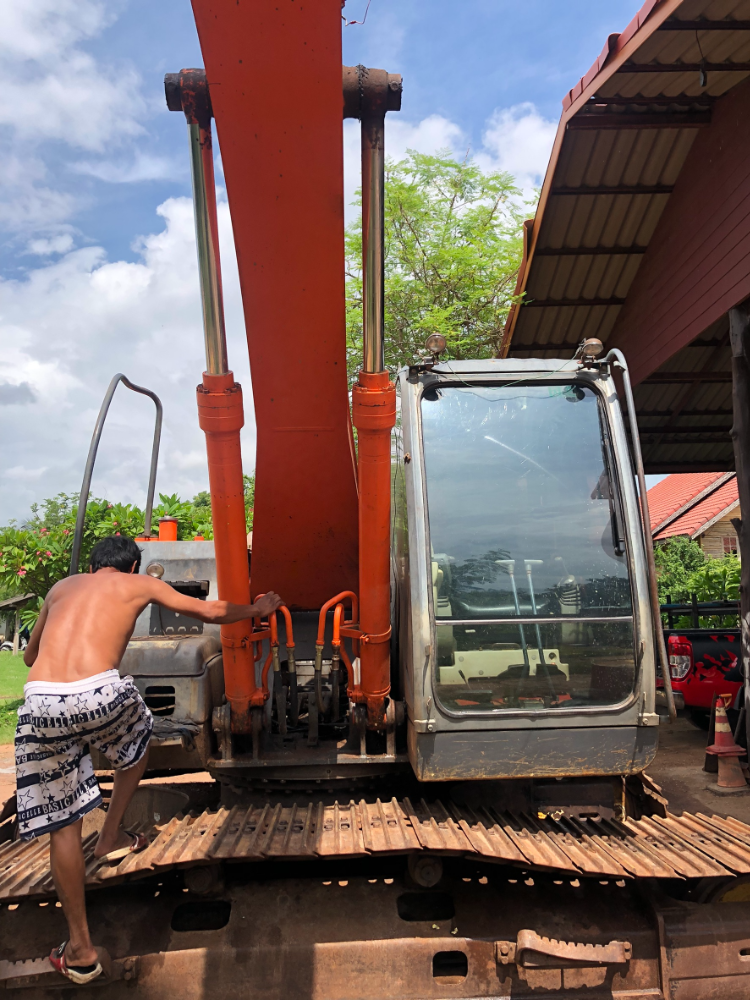 ขาย Hitachi ZX200-3 สภาพเดิมจากศุนย์ โซ่ใบเต็มแน่นทุกจุด มีกล้องหลัง พร้อมใช้งาน ราคา 1.28 ลบ. 097-959-2635 สุทธิพงษ์