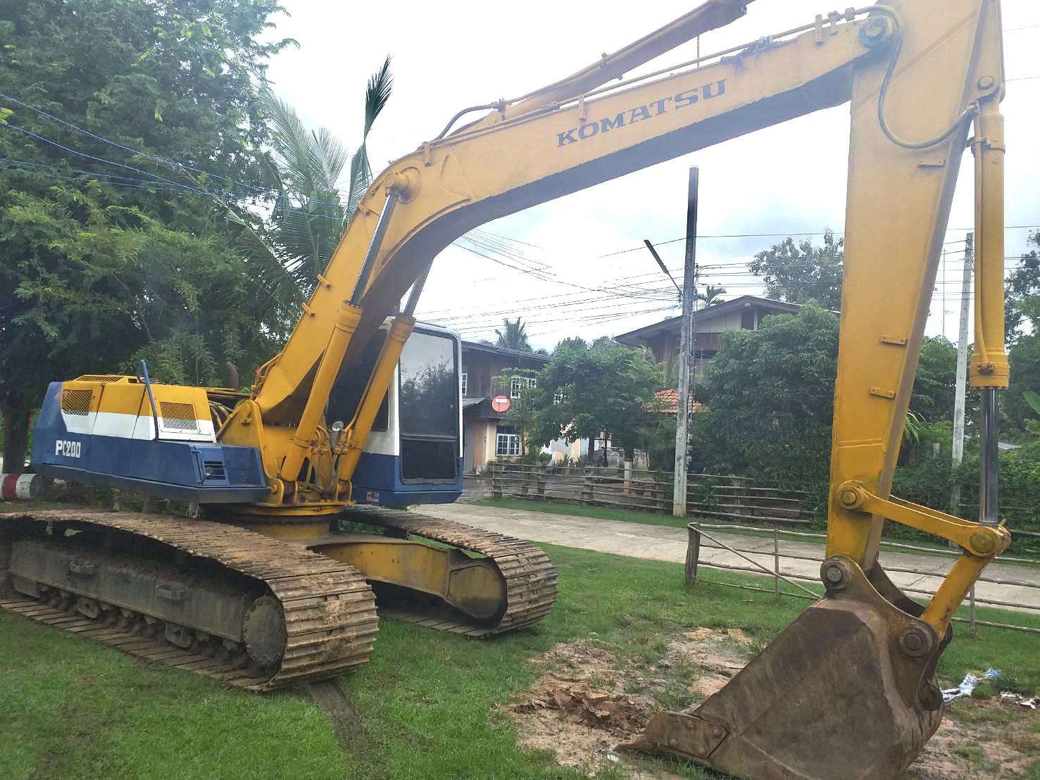 ขาย 580000บาทต่อรองได้ โคมัสสุ PC 200 รุ่น 5 รถพร้อมใช้งานสนใจดูรถในเมืองบุรีรัมย์ราคาต่อรองได้เครื่องดีเอวแน่นช่วงล่างเต็ม