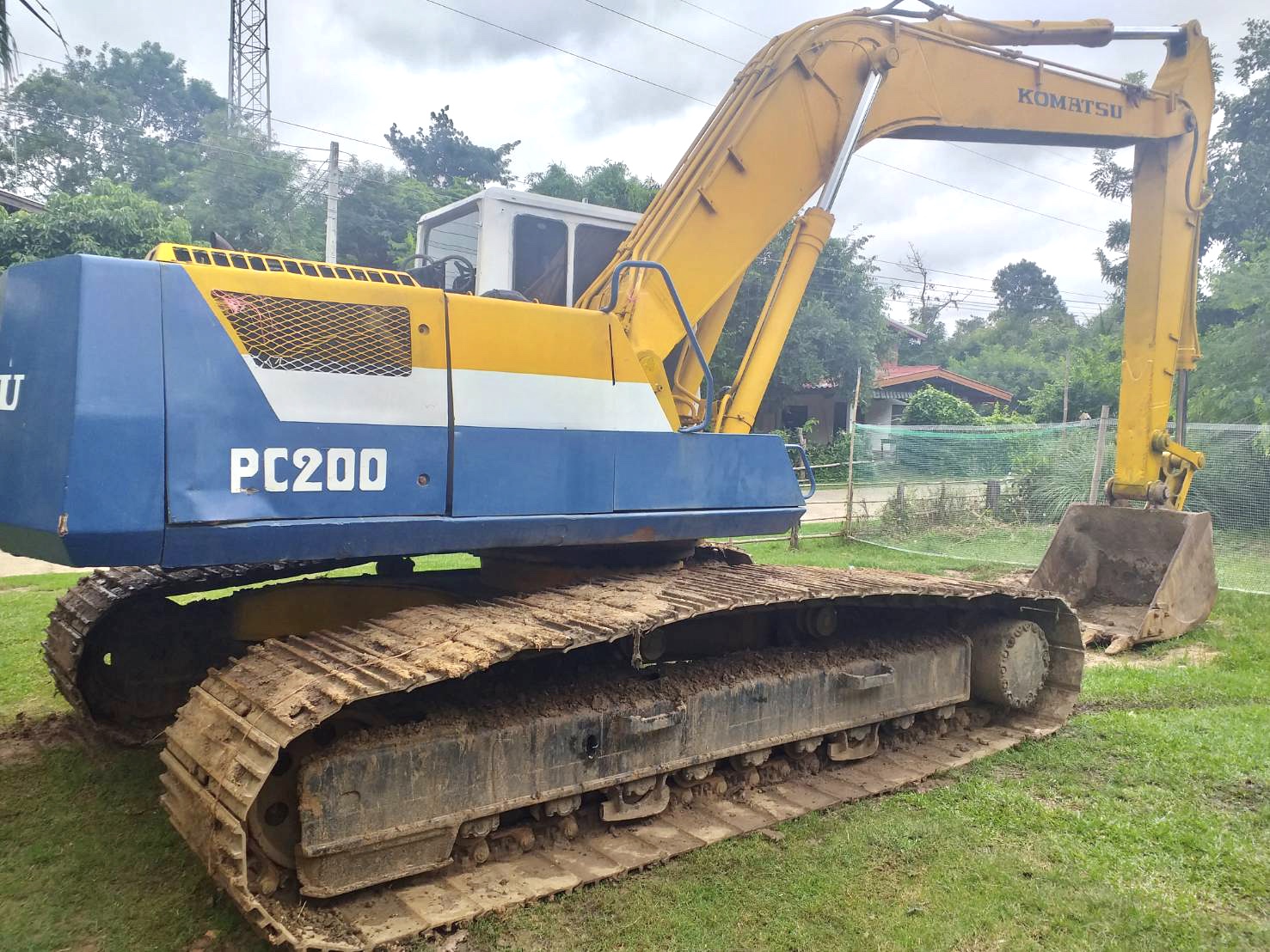 ขาย 580000บาทต่อรองได้ โคมัสสุ PC 200 รุ่น 5 รถพร้อมใช้งานสนใจดูรถในเมืองบุรีรัมย์ราคาต่อรองได้เครื่องดีเอวแน่นช่วงล่างเต็ม