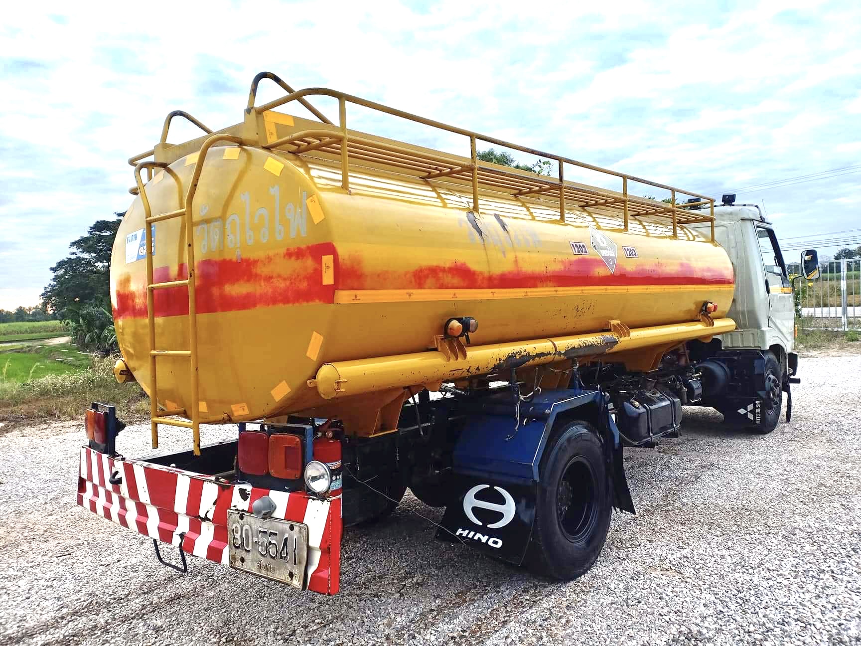 รถน้ำมันสักคันครับผม FC120ปี38 เดิมๆครับผม ถัง3ช่อง 3มิเตอร์ครับ ใบคลุมแทงค์ครบ ทะเบียนไม่ขาด