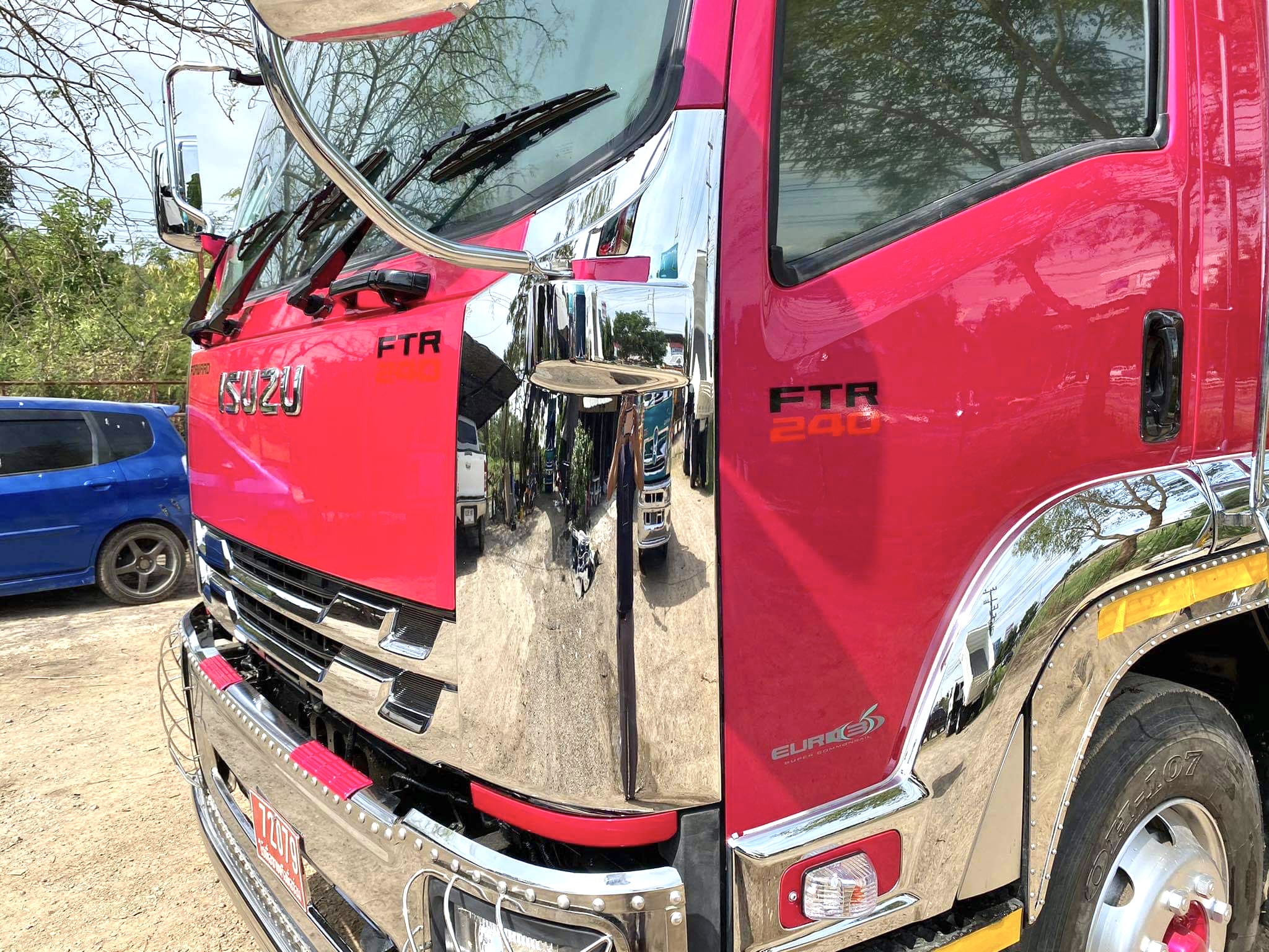 หกล้อดั้มอีซุ240ปี56 กว้าง2.40 ยาว4เมตร สีหวานๆๆ เเต่งหล่อหัยพร้อม