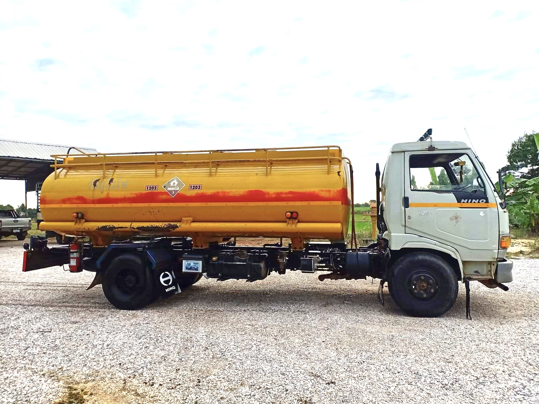 รถน้ำมันสักคันครับผม FC120ปี38 เดิมๆครับผม ถัง3ช่อง 3มิเตอร์ครับ ใบคลุมแทงค์ครบ ทะเบียนไม่ขาด