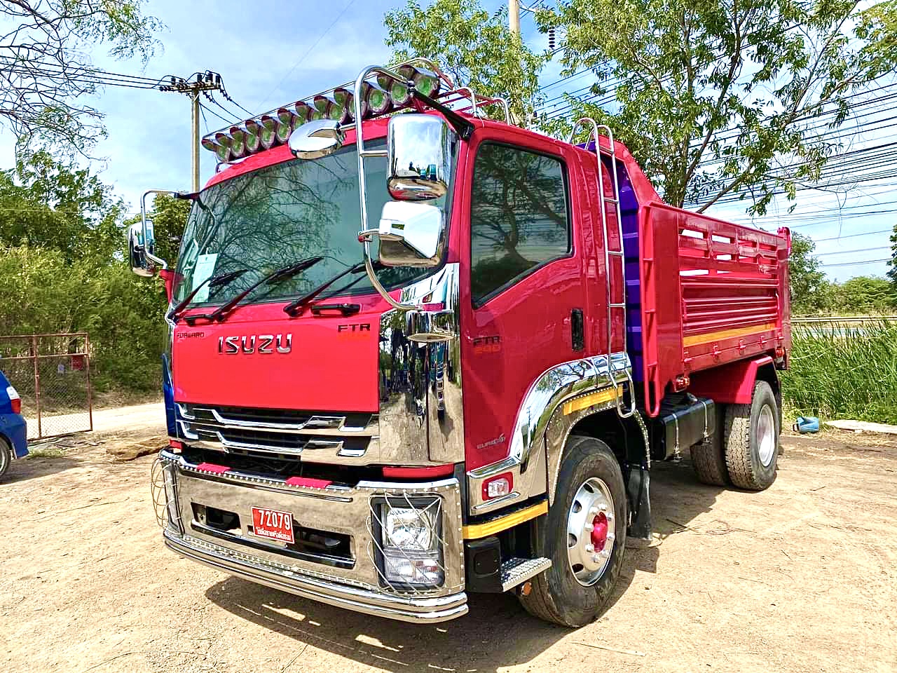 หกล้อดั้มอีซุ240ปี56 กว้าง2.40 ยาว4เมตร สีหวานๆๆ เเต่งหล่อหัยพร้อม