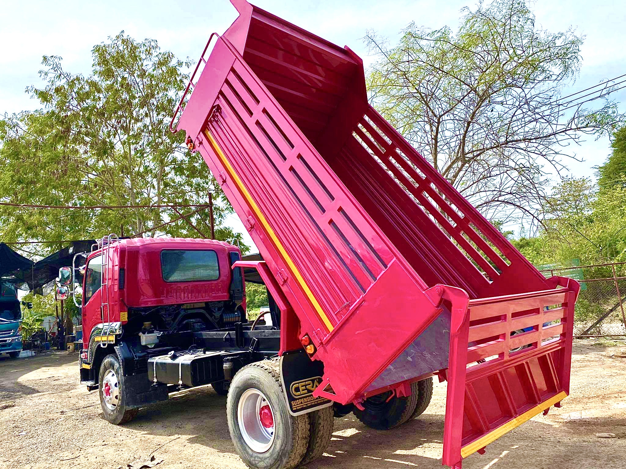 หกล้อดั้มอีซุ240ปี56 กว้าง2.40 ยาว4เมตร สีหวานๆๆ เเต่งหล่อหัยพร้อม