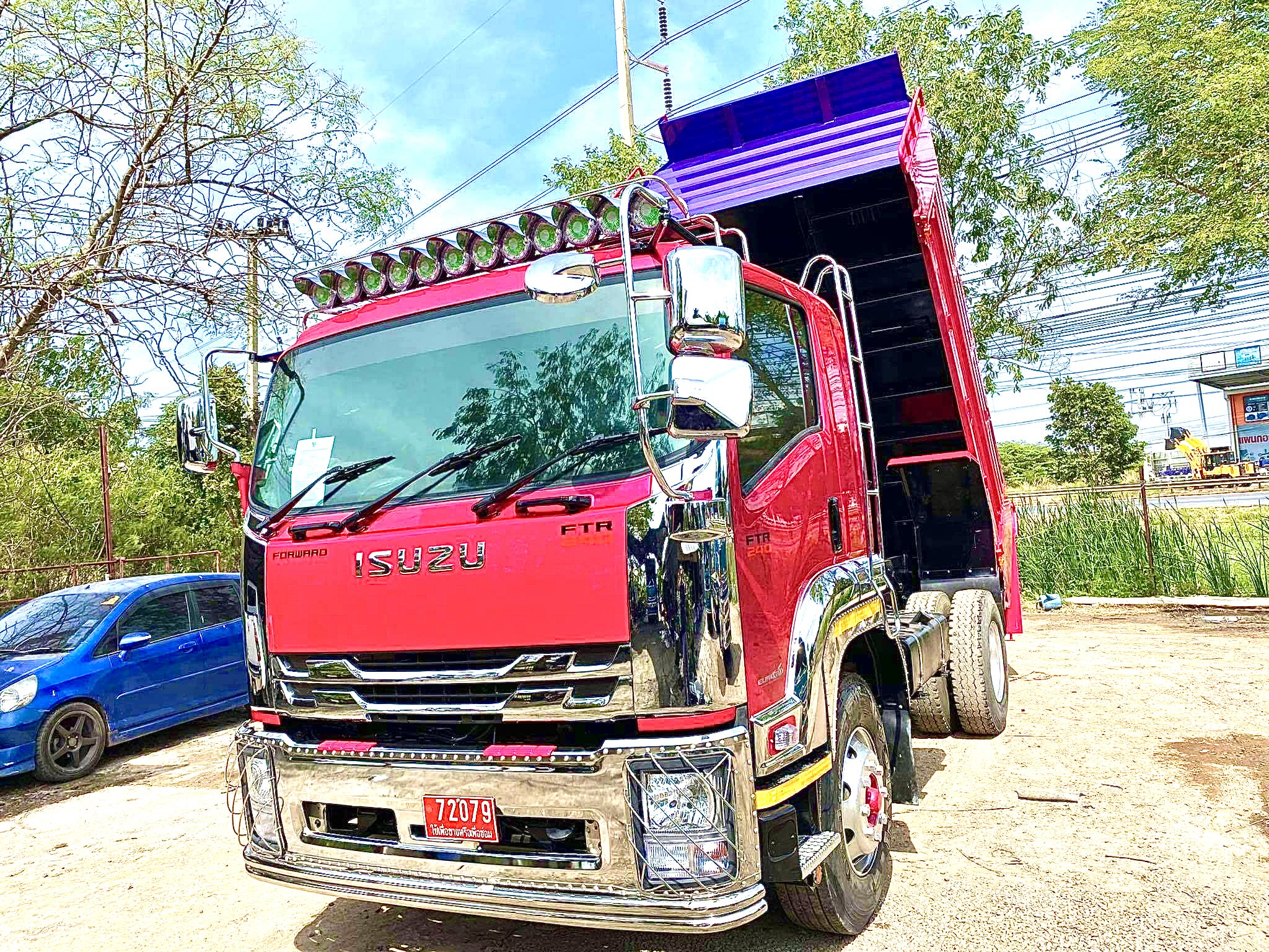 หกล้อดั้มอีซุ240ปี56 กว้าง2.40 ยาว4เมตร สีหวานๆๆ เเต่งหล่อหัยพร้อม