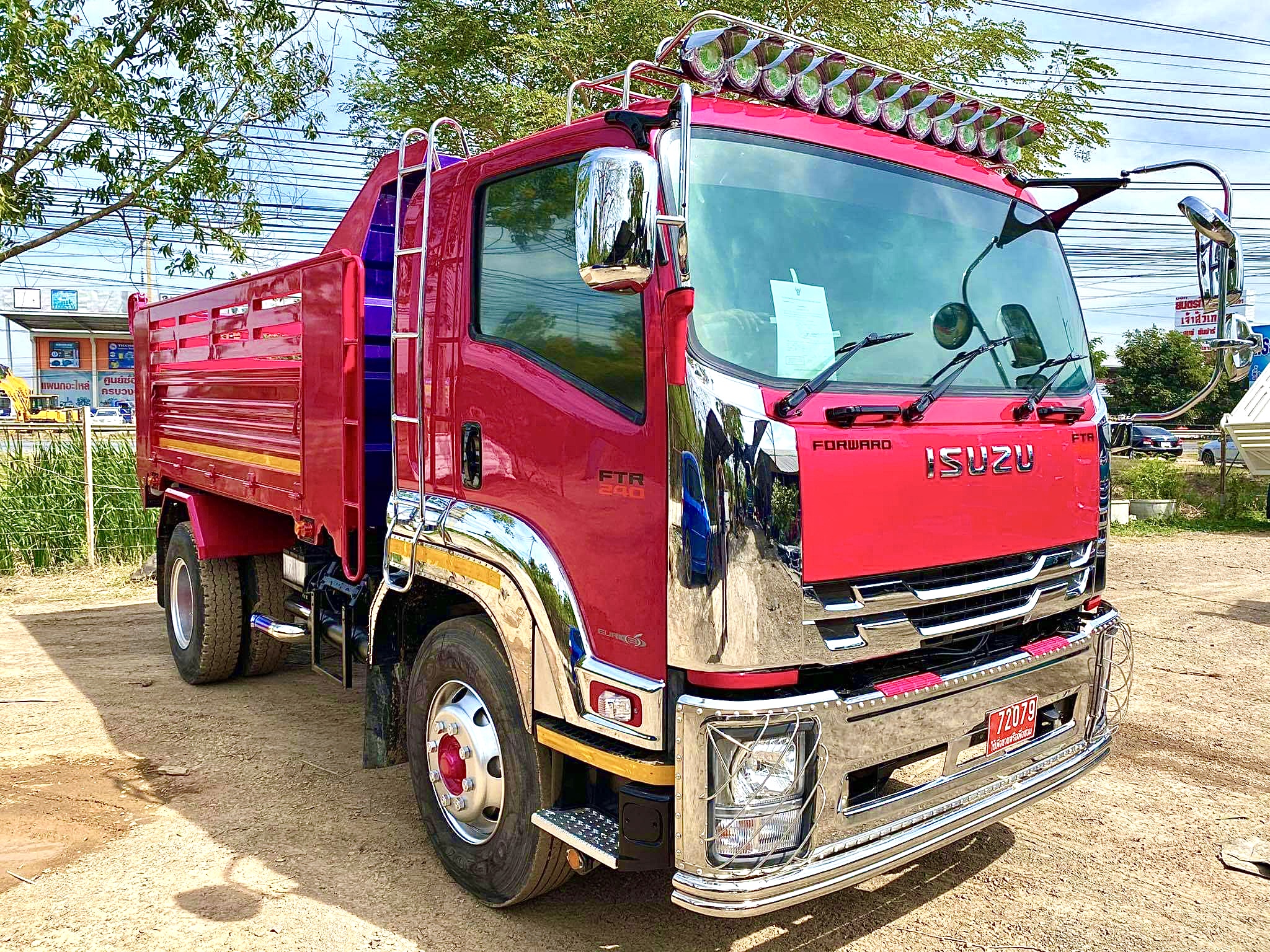 หกล้อดั้มอีซุ240ปี56 กว้าง2.40 ยาว4เมตร สีหวานๆๆ เเต่งหล่อหัยพร้อม