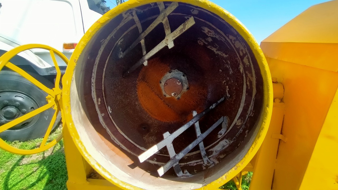 โม่ผสมคอนกรีต (Rebuild)สภาพพร้อมใช้งาน มี 2 ใบ ใบละ 13,000 บาท โม่ผสมคอนกรีต (Rebuild)สภาพพร้อมใช้งาน มี 2 ใบ ใบละ 13,000 บาท