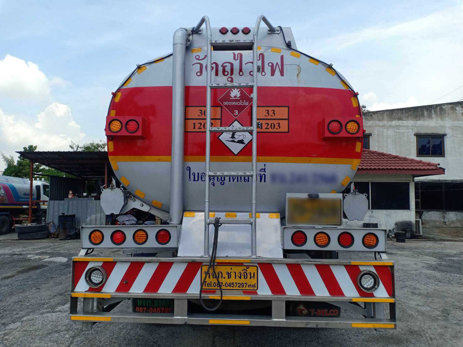 รถบรรทุกน้ำมัน 10 ล้อ