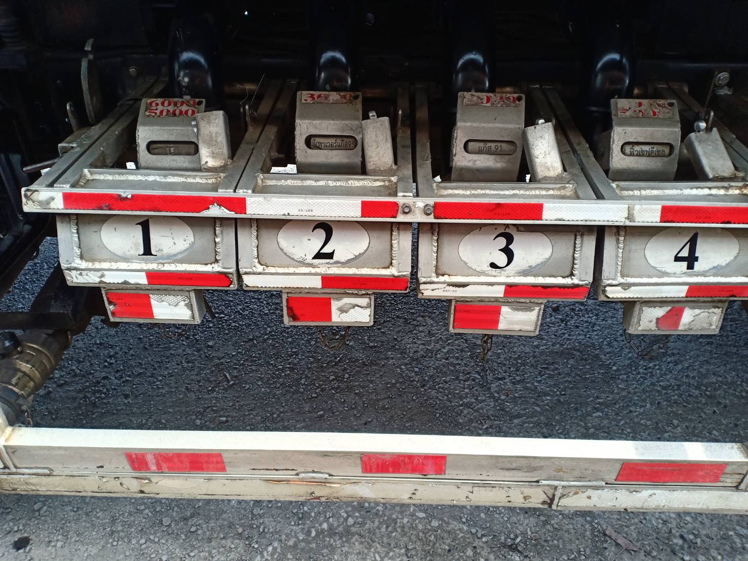 รถบรรทุกน้ำมัน 10 ล้อ