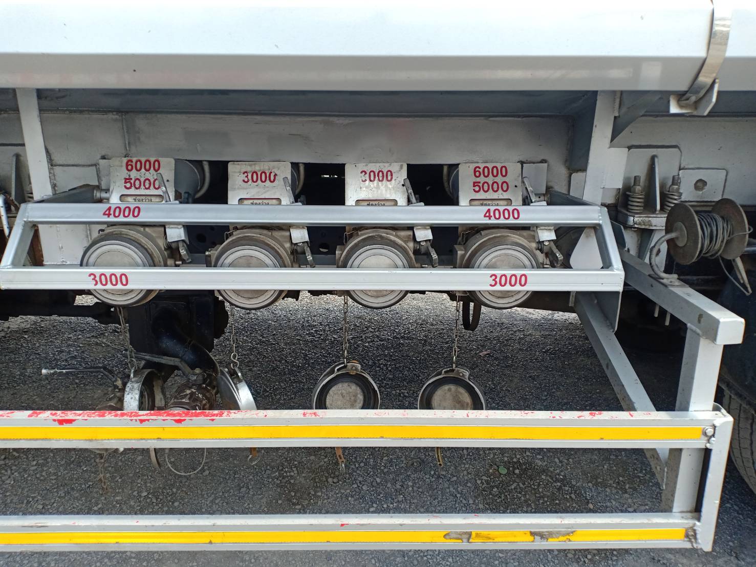 รถบรรทุกน้ำมัน 10 ล้อ