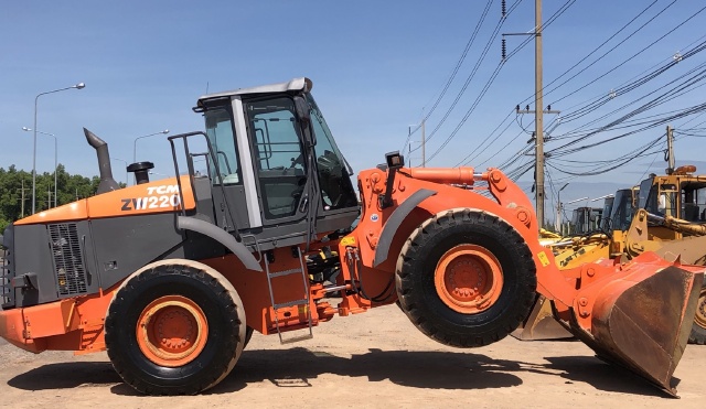 ขายรถตักล้อยาง HITACHI ZW220 นำเข้าจากญี่ปุ่น สภาพสวยพร้อมใช้ มีVDOการทำงานครับ
