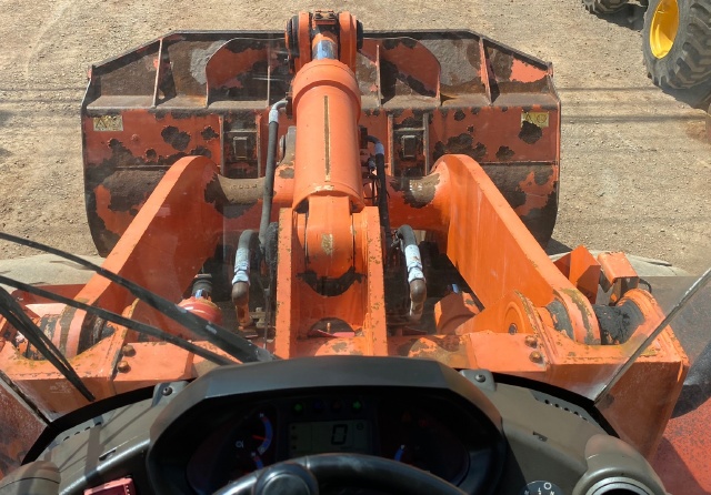 ขายรถตักล้อยาง HITACHI ZW220 นำเข้าจากญี่ปุ่น พร้อมใช้ มีVDOการทำงานครับ