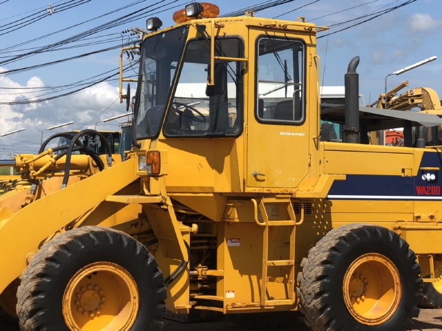 ขายรถตักล้อยาง KOMATSU WA200-1 นำเข้าจากญี่ปุ่น สภาพสวยพร้อมใช้ มีVDOการทำงานครับ