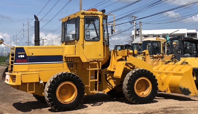 ขายรถตักล้อยาง KOMATSU WA200-1 นำเข้าจากญี่ปุ่น สภาพสวยพร้อมใช้ มีVDOการทำงานครับ ขายรถตักล้อยาง KOMATSU WA200-1 นำเข้าจากญี่ปุ่น สภาพสวยพร้อมใช้ มีVDOการทำงานครับ