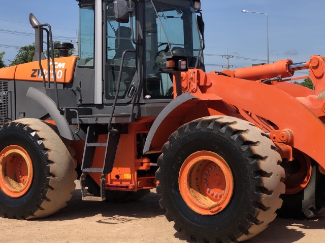 ขายรถตักล้อยาง HITACHI ZW220 นำเข้าจากญี่ปุ่น สภาพสวยพร้อมใช้ มีVDOการทำงานครับ