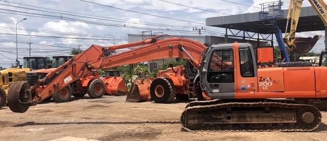ขายรถขุด HITACHI ZX200LC แม่เหล็ก นำเข้าจากญี่ปุ่น สภาพสวยพร้อมใช้ มีVDOการทำงานครับ