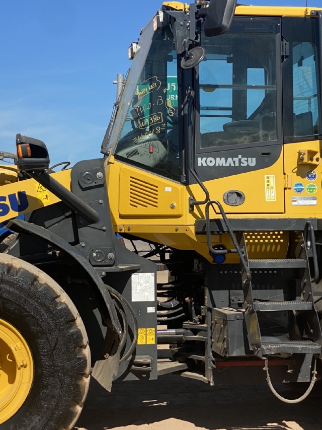 ขายรถตักล้อยาง KOMATSU WA380-8 ปี 2017 นำเข้าจากญี่ปุ่น สภาพสวยพร้อมใช้ มีVDOการทำงานครับ