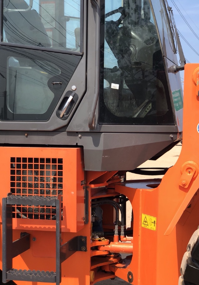 ขายรถตักล้อยาง HITACHI ZW100 (เท่าเทียบ WA100-6) ปี 2012 นำเข้าจากญี่ปุ่น สภาพสวยพร้อมใช้ มีVDOการทำ