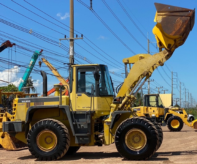 ขายรถตักล้อยาง KOMATSU WA300-3 นำเข้าจากญี่ปุ่น สภาพสวยพร้อมใช้ มีVDOการทำงานครับ ขายรถตักล้อยาง KOMATSU WA300-3 นำเข้าจากญี่ปุ่น สภาพสวยพร้อมใช้ มีVDOการทำงานครับ
