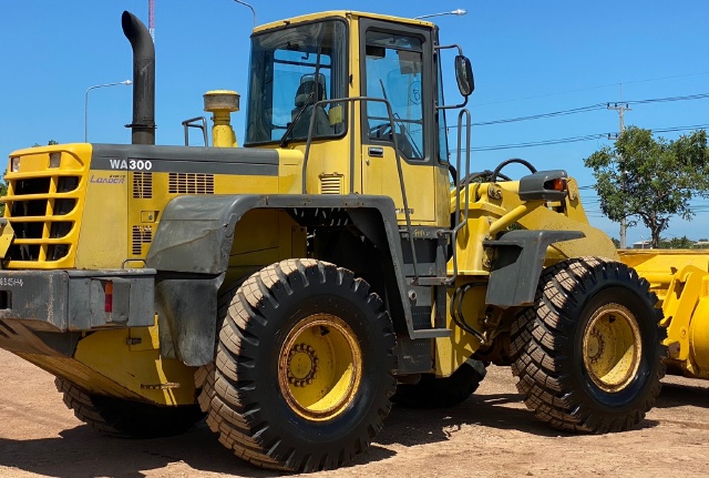 ขายรถตักล้อยาง KOMATSU WA300-3 นำเข้าจากญี่ปุ่น สภาพสวยพร้อมใช้ มีVDOการทำงานครับ ขายรถตักล้อยาง KOMATSU WA300-3 นำเข้าจากญี่ปุ่น สภาพสวยพร้อมใช้ มีVDOการทำงานครับ