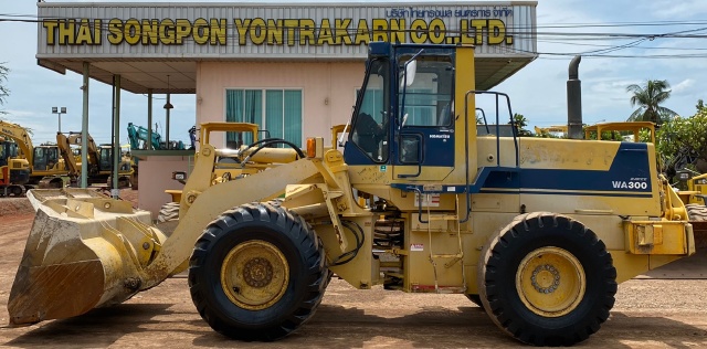 ขายรถตักล้อยาง KOMATSU WA300-1 นำเข้าจากญี่ปุ่น พร้อมใช้ มีVDOการทำงานครับ