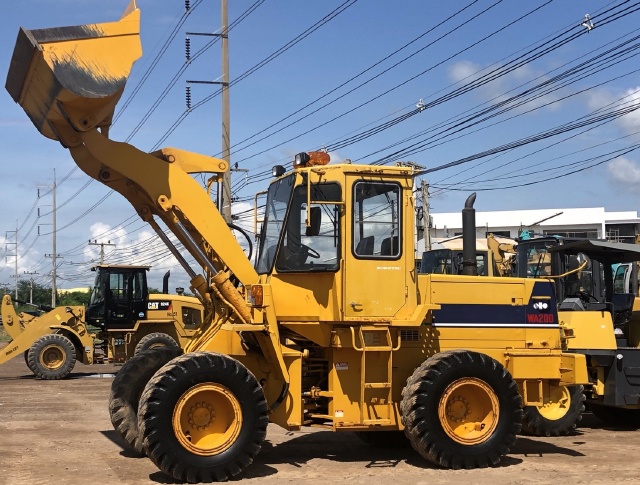 ขายรถตักล้อยาง KOMATSU WA200-1 นำเข้าจากญี่ปุ่น สภาพสวยพร้อมใช้ มีVDOการทำงานครับ ขายรถตักล้อยาง KOMATSU WA200-1 นำเข้าจากญี่ปุ่น สภาพสวยพร้อมใช้ มีVDOการทำงานครับ