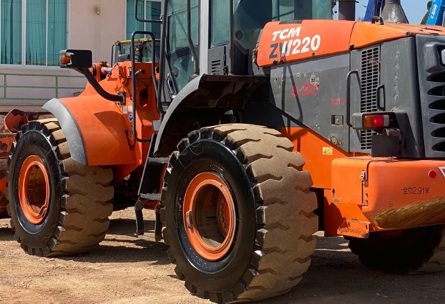ขายรถตักล้อยาง HITACHI ZW220 นำเข้าจากญี่ปุ่น พร้อมใช้ มีVDOการทำงานครับ