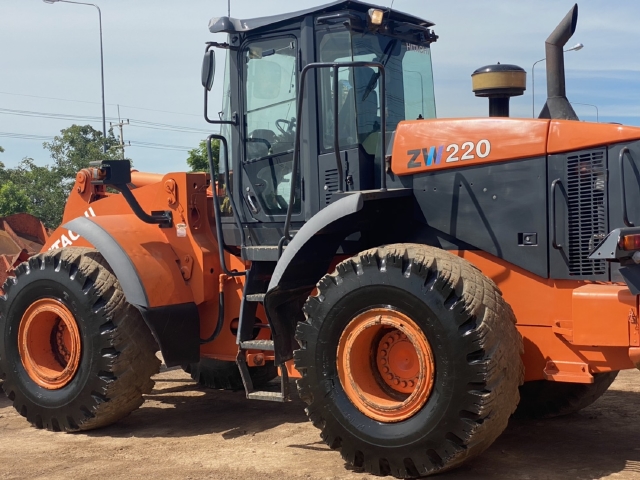 ขายรถตักล้อยาง HITACHI ZW220 นำเข้าจากญี่ปุ่น สภาพสวยพร้อมใช้