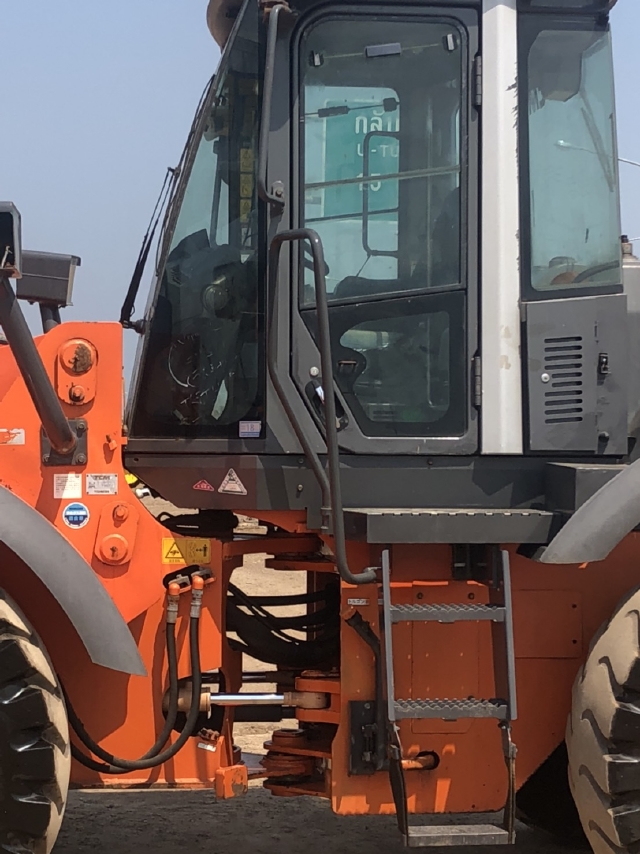 ขายรถตักล้อยาง HITACHI ZW180 (เทียบเท่า WA320-6) ปี 2012 แขนยาวพิเศษ นำเข้าจากญี่ปุ่น สภาพสวยพร้อมใช