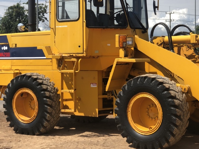ขายรถตักล้อยาง KOMATSU WA200-1 นำเข้าจากญี่ปุ่น สภาพสวยพร้อมใช้ มีVDOการทำงานครับ