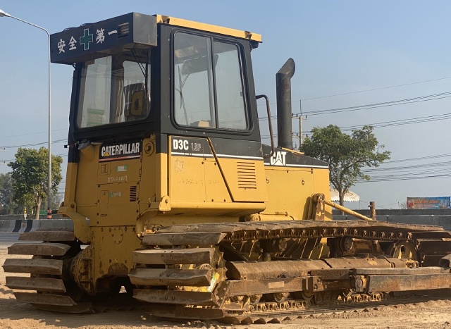 ขายรถดันดิน CAT D3C ปี 2002 นำเข้าจากญี่ปุ่น สภาพพร้อมใช้ มีVDOการทำงานครับ