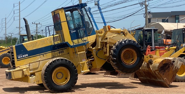 ขายรถตักล้อยาง KOMATSU WA300-1 นำเข้าจากญี่ปุ่น พร้อมใช้ มีVDOการทำงานครับ