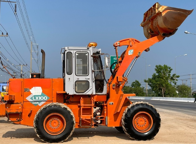 ขายรถตักล้อยาง HITACHI LX100-2C เทียบเท่า WA200-3 นำเข้าจากญี่ปุ่น พร้อมใช้ มีVDOการทำงานครับ ขายรถตักล้อยาง HITACHI LX100-2C เทียบเท่า WA200-3 นำเข้าจากญี่ปุ่น พร้อมใช้ มีVDOการทำงานครับ