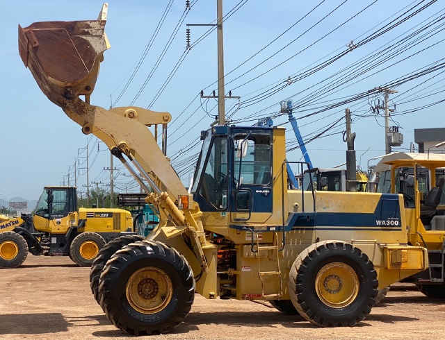 ขายรถตักล้อยาง KOMATSU WA300-1 นำเข้าจากญี่ปุ่น พร้อมใช้ มีVDOการทำงานครับ ขายรถตักล้อยาง KOMATSU WA300-1 นำเข้าจากญี่ปุ่น พร้อมใช้ มีVDOการทำงานครับ