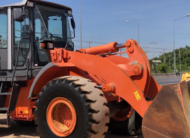 ขายรถตักล้อยาง HITACHI ZW220 นำเข้าจากญี่ปุ่น สภาพสวยพร้อมใช้ มีVDOการทำงานครับ