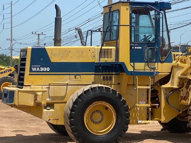 ขายรถตักล้อยาง KOMATSU WA300-1 นำเข้าจากญี่ปุ่น พร้อมใช้ มีVDOการทำงานครับ