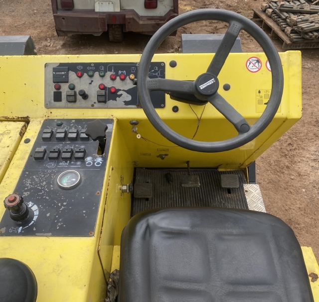 ขายรถกวาดขยะ KARCHER KMR1700D นำเข้าเองจากญี่ปุ่น สภาพสวยพร้อมใช้
