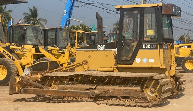 ขายรถดันดิน CAT D3C ปี 2002 นำเข้าจากญี่ปุ่น สภาพพร้อมใช้ มีVDOการทำงานครับ