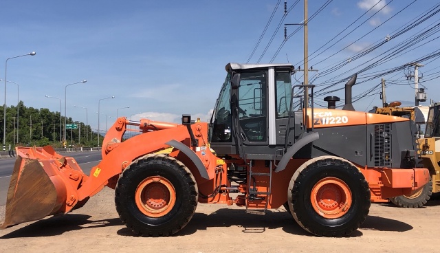 ขายรถตักล้อยาง HITACHI ZW220 นำเข้าจากญี่ปุ่น สภาพสวยพร้อมใช้ มีVDOการทำงานครับ