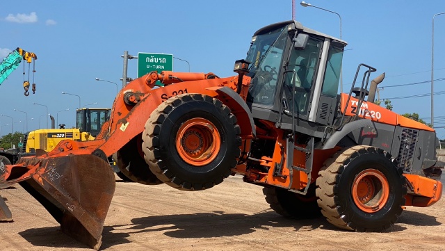 ขายรถตักล้อยาง HITACHI ZW220 นำเข้าจากญี่ปุ่น พร้อมใช้ มีVDOการทำงานครับ