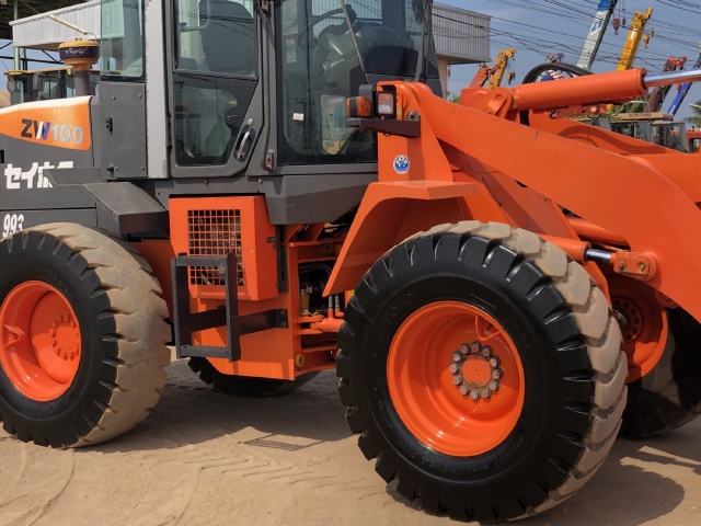 ขายรถตักล้อยาง HITACHI ZW100 (เท่าเทียบ WA100-6) ปี 2012 นำเข้าจากญี่ปุ่น สภาพสวยพร้อมใช้ มีVDOการทำ