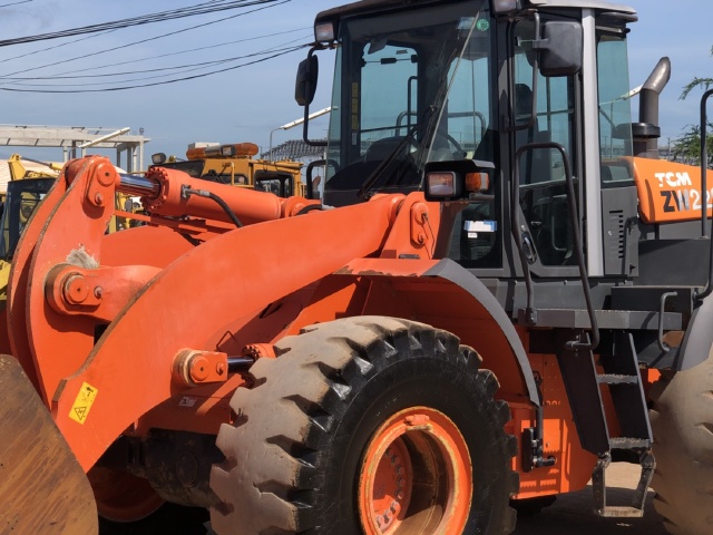 ขายรถตักล้อยาง HITACHI ZW220 นำเข้าจากญี่ปุ่น สภาพสวยพร้อมใช้ มีVDOการทำงานครับ