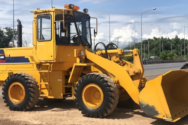 ขายรถตักล้อยาง KOMATSU WA200-1 นำเข้าจากญี่ปุ่น สภาพสวยพร้อมใช้ มีVDOการทำงานครับ ขายรถตักล้อยาง KOMATSU WA200-1 นำเข้าจากญี่ปุ่น สภาพสวยพร้อมใช้ มีVDOการทำงานครับ