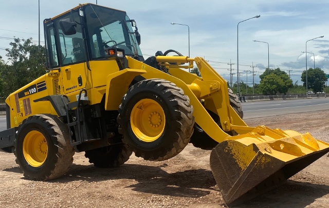 ขายรถตักล้อยาง KOMATSU WA100-5 นำเข้าจากญี่ปุ่น สภาพสวยพร้อมใช้ มีVDOการทำงานครับ