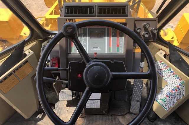 ขายรถตักล้อยาง KOMATSU WA200-1 นำเข้าจากญี่ปุ่น สภาพสวยพร้อมใช้ มีVDOการทำงานครับ