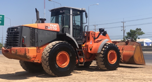 ขายรถตักล้อยาง HITACHI ZW250 (เทียบเท่า WA430-6) นำเข้าจากญี่ปุ่น สภาพสวยพร้อมใช้ มีVDOการทำงานครับ ขายรถตักล้อยาง HITACHI ZW250 (เทียบเท่า WA430-6) นำเข้าจากญี่ปุ่น สภาพสวยพร้อมใช้ มีVDOการทำงานครับ
