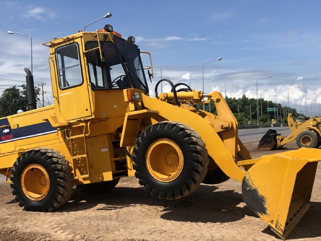 ขายรถตักล้อยาง KOMATSU WA200-1 นำเข้าจากญี่ปุ่น สภาพสวยพร้อมใช้ มีVDOการทำงานครับ